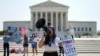  Corte Suprema de EE.UU. invalida ley que restringía el aborto