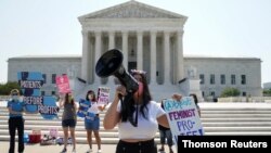 Manifestantes pro-vida esperan la decisión de la Corte Suprema de EE.UU. sobre un caso de aborto en Luisiana. Washington D.C. 29 de junio del 2020.