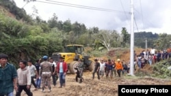 Tim SAR berupaya melakukan pencarian korban longsor di Toba Samosir, Sumatera Utara, Jumat, 13 Desember 2018. (Courtesy photo: BPBD North Sumatra)