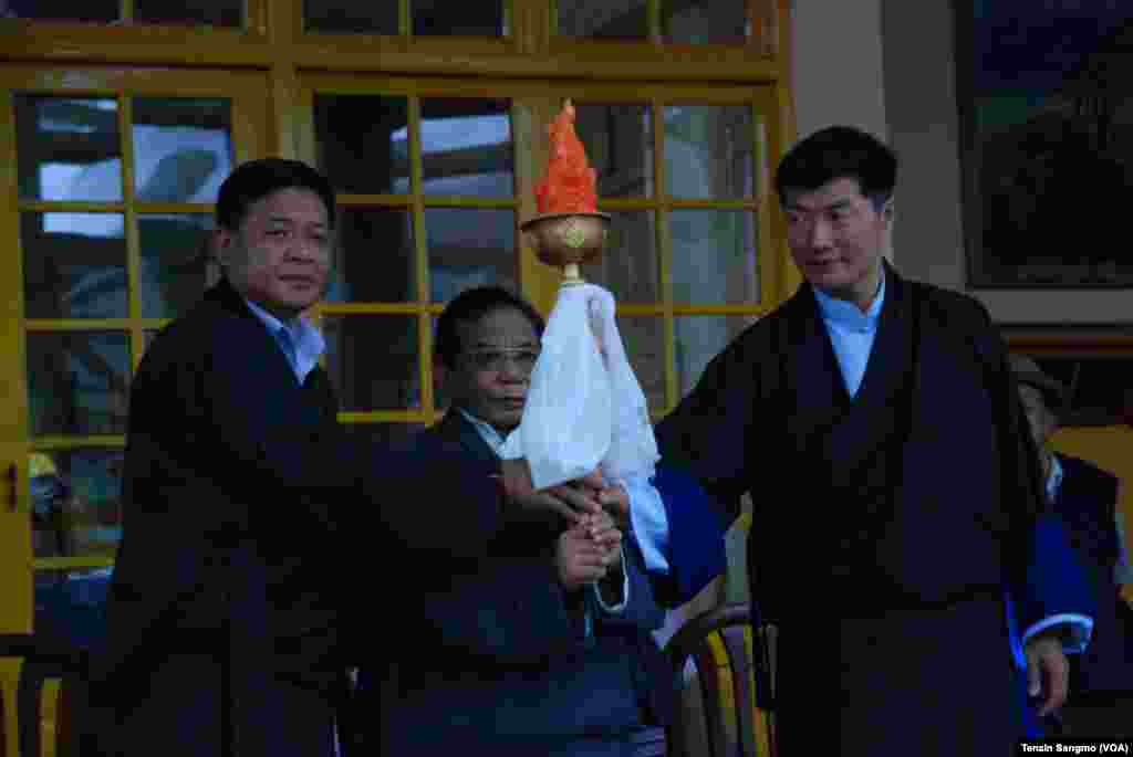 Exile Tibetan leader Lobsang Sangay, Tibetan Parliament Speaker Penpa Tsering and Chief Justice Ngawang Phelgye holds the Flame of truth torch on July 26, 2012. 