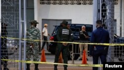 Miembros de la Guardia Nacional y la Milicia Bolivariana de Venezuela montan guardia afuera de un colegio electoral durante las elecciones para gobernadores estatales y alcaldes locales en Caracas, el 21 de noviembre de 2021.