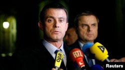 French Interior Minister Manuel Valls (L) and Christian Flaesch, director of the Paris judiciary police, attend a news conference at the headquarters of the Paris police, Nov. 21, 2013.