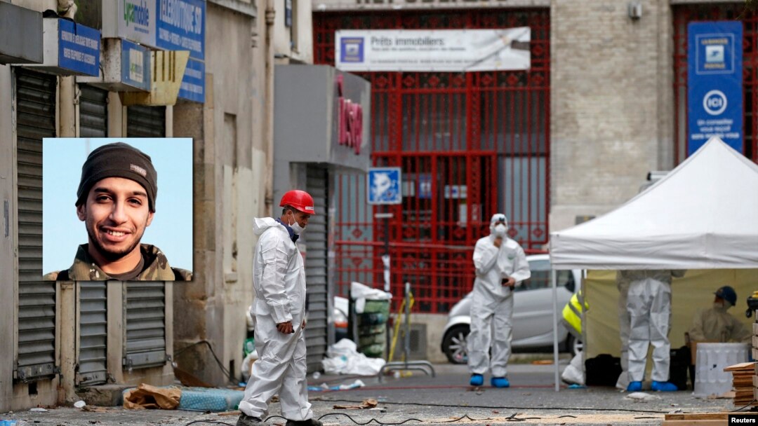 Forenzičari ispred stana u pariskom predgrađu San Deniju u kojem je izvršena policijska racija