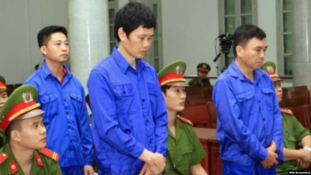 Các bị cáo trong vụ án quan chức ngành đường sắt nhận hối lộ nghe tuyên án. (Ảnh chụp màn hình trang web tuoitre.vn)