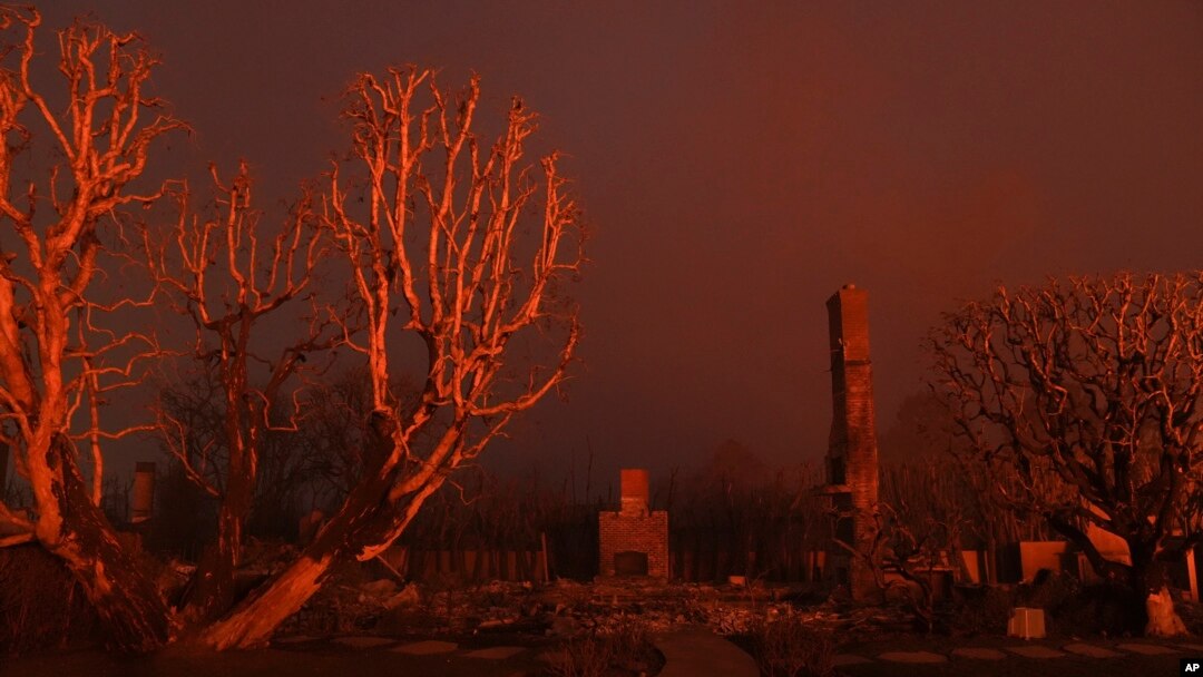 Esta fotografía muestra las ruinas de una propiedad quemada por un incendio forestal en el vecindario Pacific Palisades, el jueves 9 de enero de 2025, en Los Ángeles.
