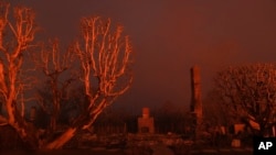 Esta fotografía muestra las ruinas de una propiedad quemada por un incendio forestal en el vecindario Pacific Palisades, el jueves 9 de enero de 2025, en Los Ángeles.