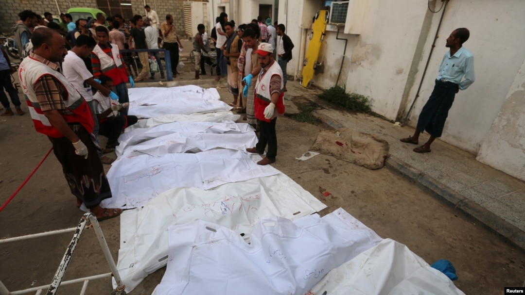 Jenazah korban yang tewas akibat serangan udara di sebuah pasar ikan, di sebuah rumah sakit di Hodeida, Yaman, 2 Agustus 2018.
