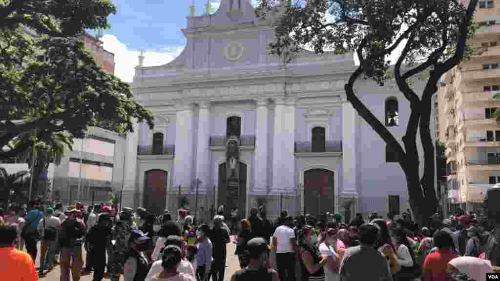 A pesar de que no pudieron asistir, los creyentes venezolanos se concentraron este viernes a las afueras de la Iglesia Nuestra Se&#241;ora de la Candelaria, en Caracas, donde reposan los restos del m&#233;dico.