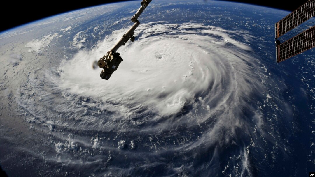 Foto yang dirilis NASA memperlihatkan Badai Florence yang dilihat Stasiun Luar Angkasa Internasional, 10 September 2018. Badai Florence mulai bergerak ke pesisir timur Amerika Serikat.