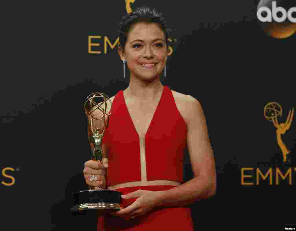 Aktris Tatiana Maslany dengan penghargaan aktris terbaik dalam serial drama untuk perannya dalam &quot;Orphan Black&quot;(18/9). (Reuters/Mario Anzuoni)