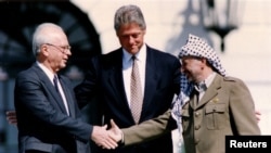 Слева направо: премьер-министр Израиля Ицхак Рабин, президент США Билл Клинтон, лидер ООП Ясир Арафат, Вашингтон, 13 сентября 1993 года.