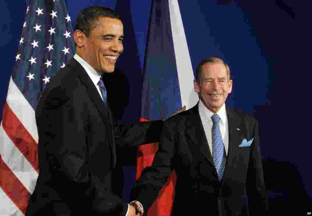 Barack Obama meeting Havel during a summit between the United States and the European Union in April 2009. (AP)