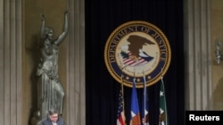 La inciativa del Departamento de Justicia de crear un nuevo sitio en internet, permitirá a los denunciantes tramitar quejas en línea. En la imagen, el secretario de Justicia, William Barr, en Washington, el 3 de diciembre de 2019.