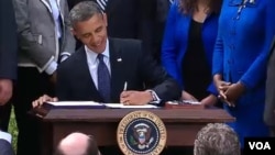 Obama firmó la ley acompañado por representantes del Partido Republicano, en un inusual acto de corte bipartidista.
