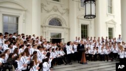 Tim Olimpiade AS disambut Presiden Donald Trump di North Portico, Gedung Putih, 27 April 2018.