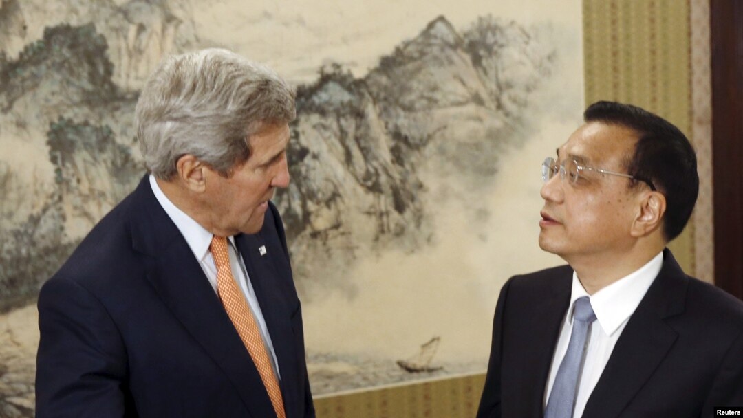 U.S. Secretary of State John Kerry (L) speaks with Chinese Premier Li Keqiang at the Zhongnanhai Leadership Compound in Beijing, China, May 16, 2015.