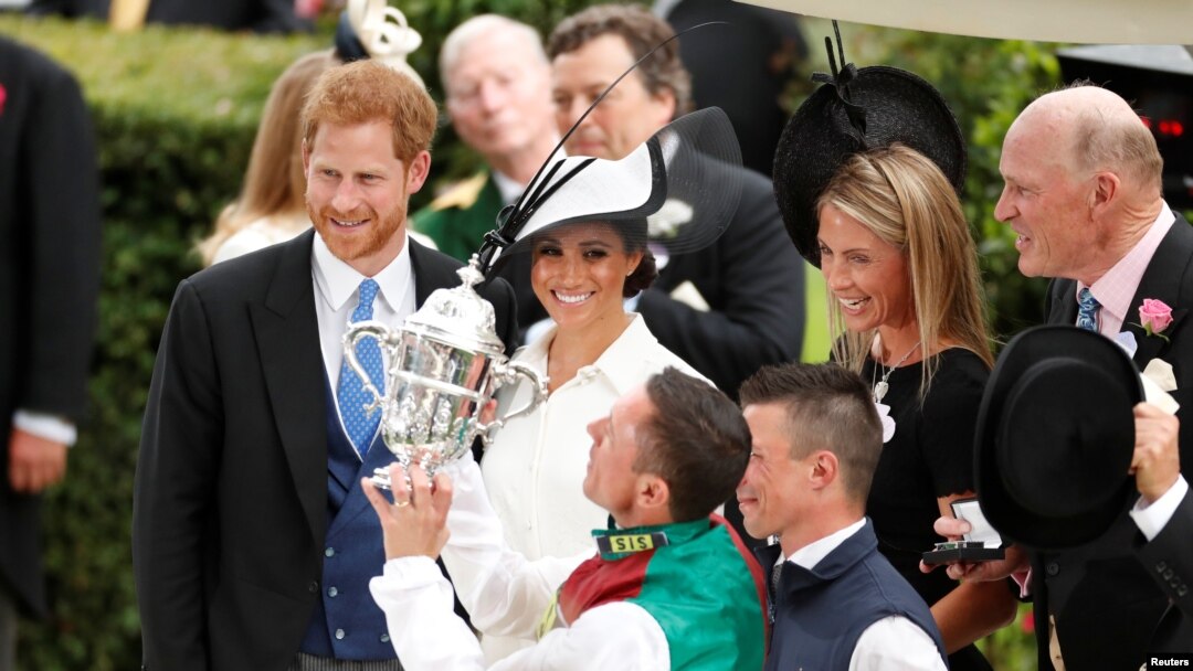 Pangeran Harry dan Meghan Markle, Duchess of Sussex, setelah memberikan piala kepada joki pemenang, Franki Dettori, di lomba balapan kuda, Royal Ascot, 19 Juni 2018.