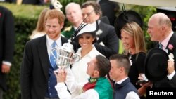 Pangeran Harry dan Meghan Markle, Duchess of Sussex, setelah memberikan piala kepada joki pemenang, Franki Dettori, di lomba balapan kuda, Royal Ascot, 19 Juni 2018.