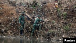 Para anggota TNI terlibat dalam program pembersihan Sungai Citarum di Bandung Selatan, Jawa Barat. (foto: ilustrasi/Reuters)