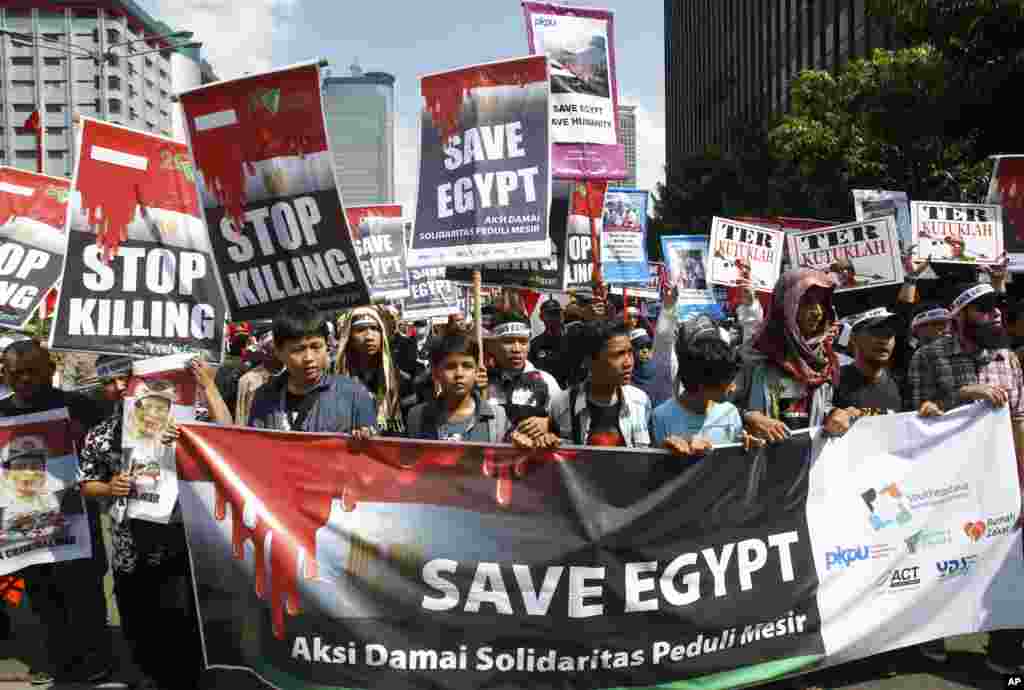 Indonesian Muslims stage a rally calling for an end to the violence used against the supporters of ousted President Mohamed Morsi in Egypt, in Jakarta, Indonesia, Aug. 16, 2013.