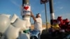 En esta foto de archivo del 6 de agosto de 2019, un hombre coloca un cartel de "El Paso Strong" (Fuerza El Paso) en un monumento improvisado a las víctimas de la masacre de El Paso, Texas. (AP Foto/John Locher, Archivo)