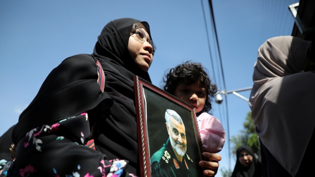 Žena drži fotografiju general-majora Kasema Sulejmanija na ceremoniji izražavanja saučešća ispred iranske ambasade u Kuala Lumpuru u Maleziji, 7. januara 2020.