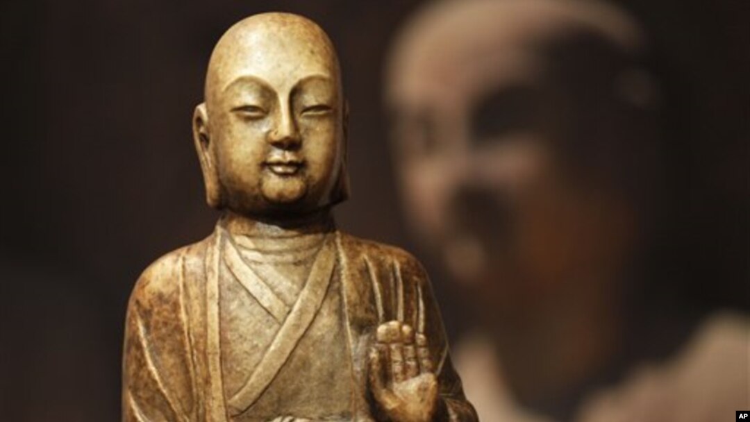 Patung dari Dinasti Tang, yang dihormati oleh masyarakat Tiongkok karena pencapaian budaya dan sains, dan sekarang namanya dipakai untuk Hadiah Nobel versi Asia. (AP/Sang Tan)