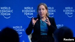 Susan Wojcicki, CEO YouTube, berbicara kepada delegasi Forum Ekonomi Dunia (WEF) di Davos, Swiss, 24 Mei 2022. (Foto: REUTERS/Arnd Wiegmann)