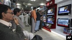 People watch Wikileaks memos at an electronic shop in Karachi, Pakistan, 02 Dec 2010