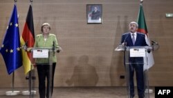 La chancelière allemande Angela Merkel et le Premier ministre algérien Ahmed Ouyahia donnent une conférence de presse commune, à Alger, le 17 septembre 2018.