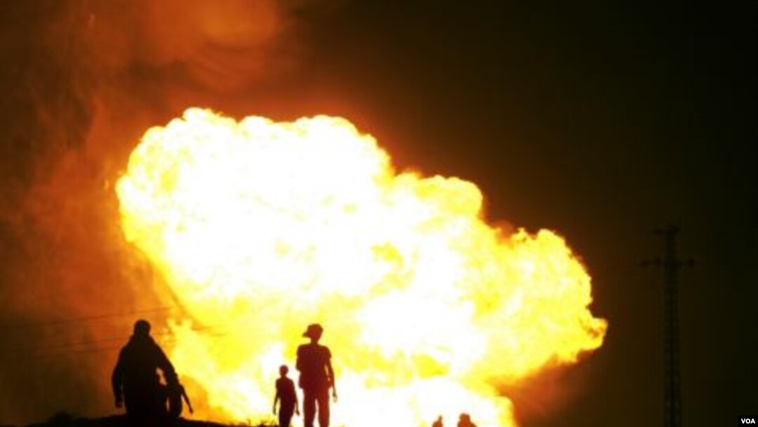 Beberapa warga Mesir menonton ledakan pada pipa gas di kota El Arish akibat serangan bom (12/7).
