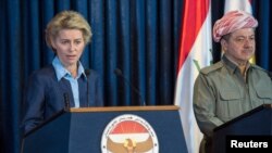 Menhan Jerman Ursula von der Leyen dan Pemimpin Kurdi di Irak Masoud Barzani (kanan) dalam konferensi pers bersama di Arbil, utara Baghdad, 25 September 2014 (REUTERS/Maja Hitij/Pool)