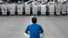 Seorang pria mengkonfrontasi polisi dalam operasi pengambilalihan kantor-kantor pemerintah yang diduduki para demonstran anti-pemerintah di pinggiran kota Bangkok (14/2).&nbsp;(AP/Wason Wanichakorn)