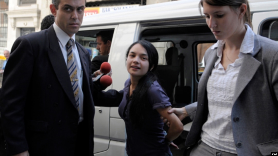La colombiana Joanne Bermudez, esposa de Murcia Guzmán, se escondía en Montevideo, Uruguay, hasta que fue capturada en 2009 por colaborar con las estafas que realizaba su marido.