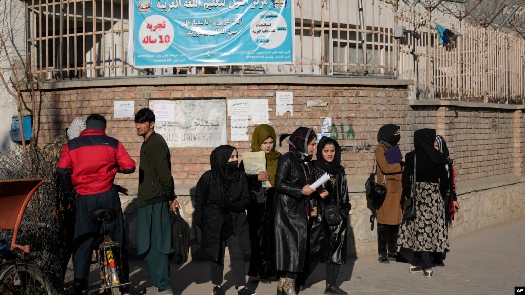 阿富汗女学生站在喀布尔大学校园外。(2022年12月21日)(photo:VOA)