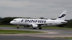 Pesawat Airbus A321-231 milik maskapai penerbangan Finnair, mendarat di Bandara Heathrow di London barat, 29 April 2024. (Adrian DENNIS / AFP)