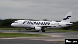 Pesawat Airbus A321-231 milik maskapai penerbangan Finnair, mendarat di Bandara Heathrow di London barat, 29 April 2024. (Adrian DENNIS / AFP)