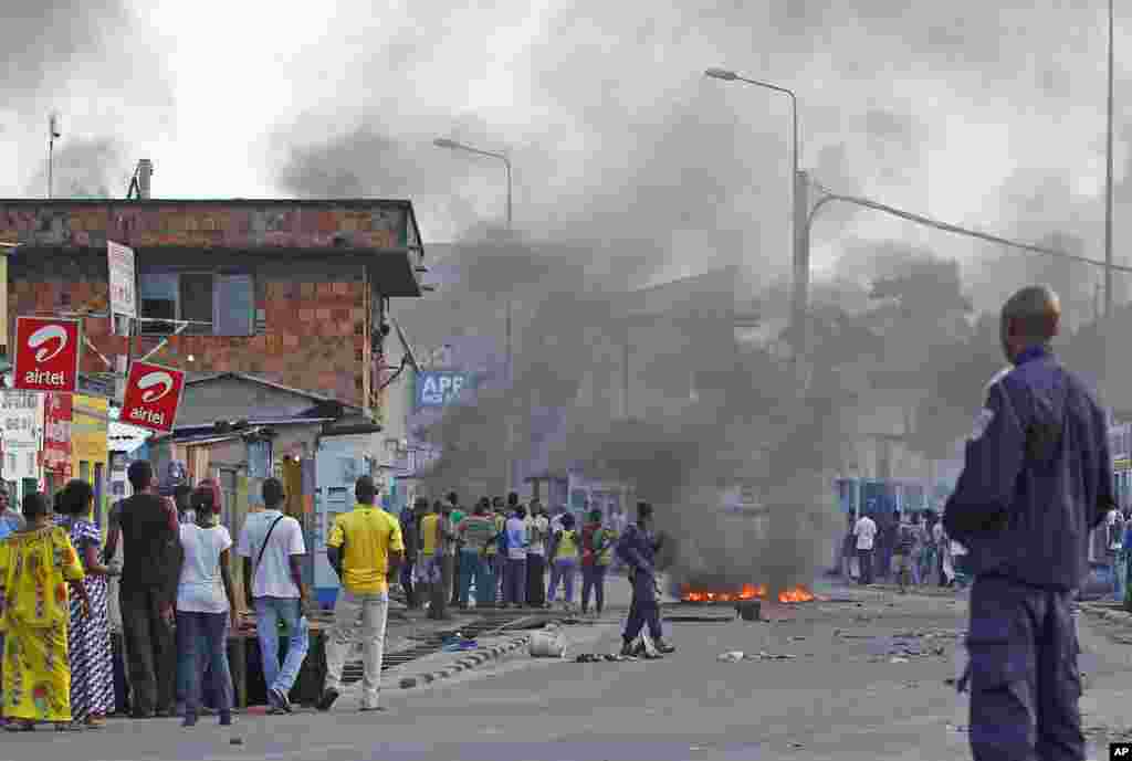 Polisi wa kupambana na ghasia wa Congo wakipiga doria ngome ya upinzani ya Matete baada ya kuzuka ghasia kufuatia kutangazwa matokeo ya uchaguzi.