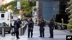 Archivo-Agentes policiales de Nueva York llegan al edifiico del Time Warner Center el 24 de octubre de 2018.