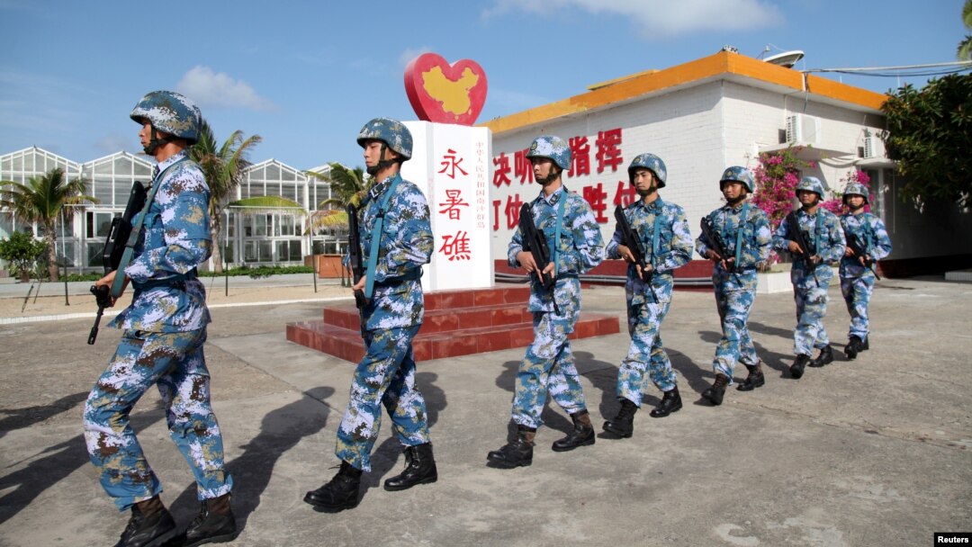 Binh lính Trung Quốc tuần tra ở Đá Chữ Thập, thuộc quần đảo Trường Sa, ngày 9/2/2016.
