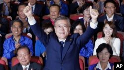 El candidato presidencial surcoreano Moon Jae-in celebra el triunfo en las elecciones de este martes.