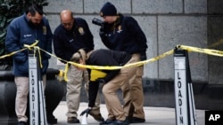 Agentes de la unidad de asesinatos de la policía de Nueva York trabajan en las inmediaciones del hotel Hilton de Manhattan, donde Brian Thompson, CEO of UnitedHealthcare, fue asesinato a tiros, el 4 de diciembre de 2024, en Nueva York. (AP Foto/Stefan Jeremiah).