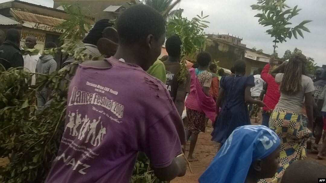 Abaturage bahunga ikivunga berekeza mu mujyi wa Beni nyuma y'igitero cyagabwe muri rubanda n'abantu bitwaje nitwaro muri Kivu ya ruguru taliki 