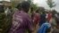 Les habitants des quartiers périphériques du centre-ville fuient après une attaque meurtrière à la machette, à Beni, Nord-Kivu, le 15 août 2016.
