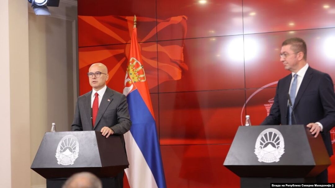 Премиерите на Србија Милош Вучевиќ (лево) и Северна Македонија Христијан Мицкоски (десно) одржуваат пре-конференција во Владата на Република Северна Македонија, во Скопје, Северна Македонија, 7 октомври, 2024 година.