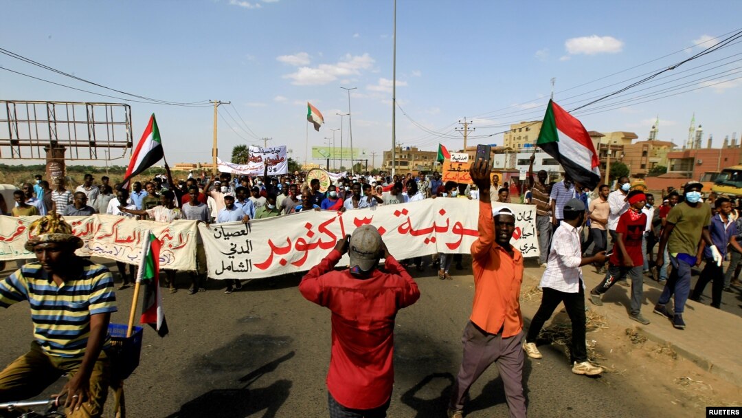 Para peserta aksi unjuk rasa menentang kudeta militer yang terjadi di Sudan tampak berjalan menuju ibu kota Sudan, Kartoum, pada 30 Oktober 2021. (Foto: Reuters/Mohamed Nureldin)