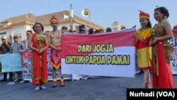 Empat orang berbusana adat Yogya dan Papua mewakili dua kelompok masyarakat. (Foto:VOA/ Nurhadi)