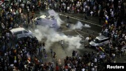 Polícia lança gás lacrimogéneo contra manifestantes em protesto contra o governo. Bucareste, Roménia, 10 Ago. 2018. 