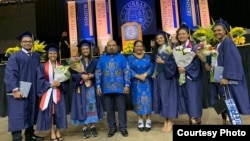 Tujuh putra-putri Papua (satu orang tidak ada di foto) hari Sabtu (4/5) lulus dari Universitas Corban, Oregon; seorang di antaranya berpredikat magna cum laude. (Courtesy: Gubernur Papua Lukas Enembe)