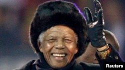 Nelson Mandela melambaikan tangannya kepada publik di Stadion Soccer City saat upacara penutupan kejuaraan World Cup 2010 di Johannesburg, Afrika Selatan (foto:dok). 